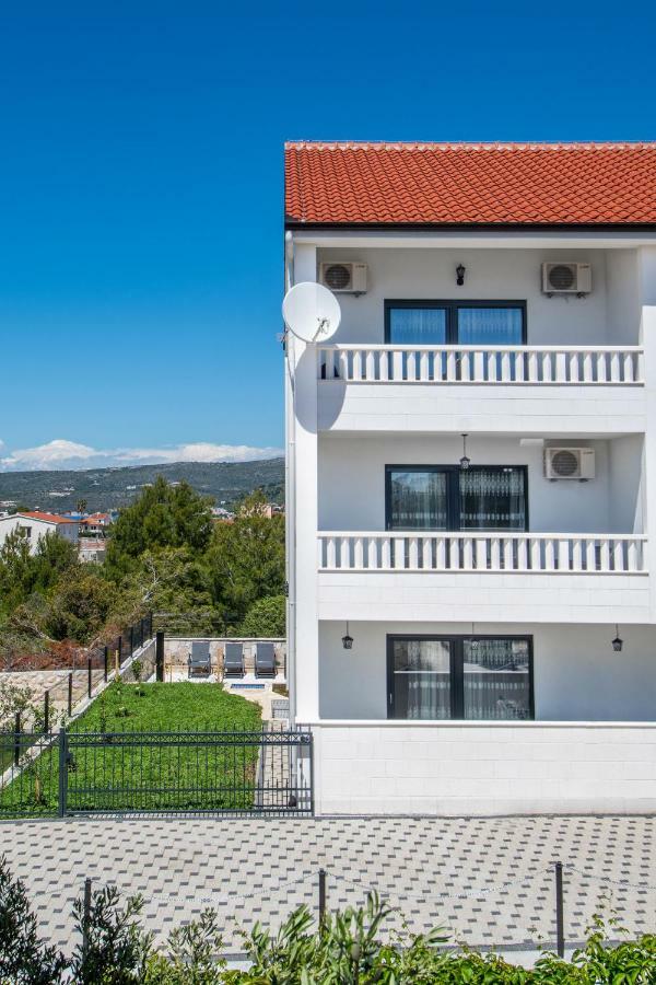 Luxury Apartments Alkar With Swimming Pool Ražanj Exterior foto